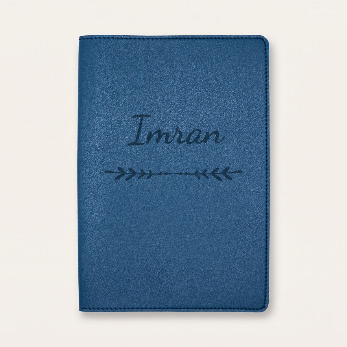 Protège carnet de santé personnalisé Imran — Bleu nuit — prénom « Imran » gravé, ornement Flèche