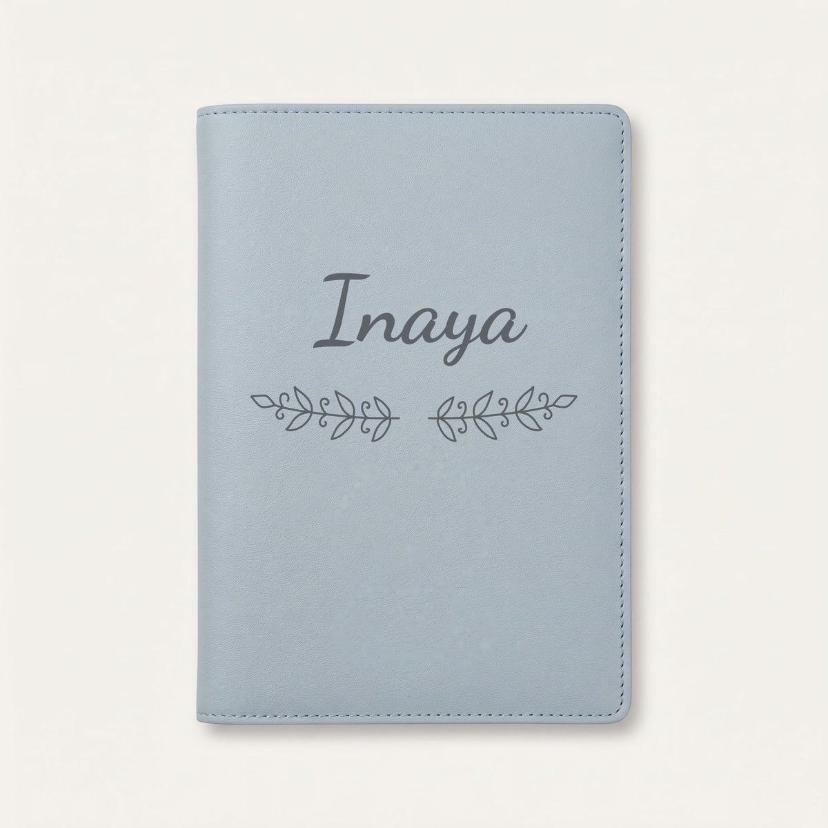 Protège carnet de santé personnalisé Inaya — Bleu nuage — prénom « Inaya » gravé, ornement Volutes