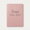 Protège carnet de santé personnalisé Inaya — Rose dragée — prénom « Inaya » gravé, ornement Volutes