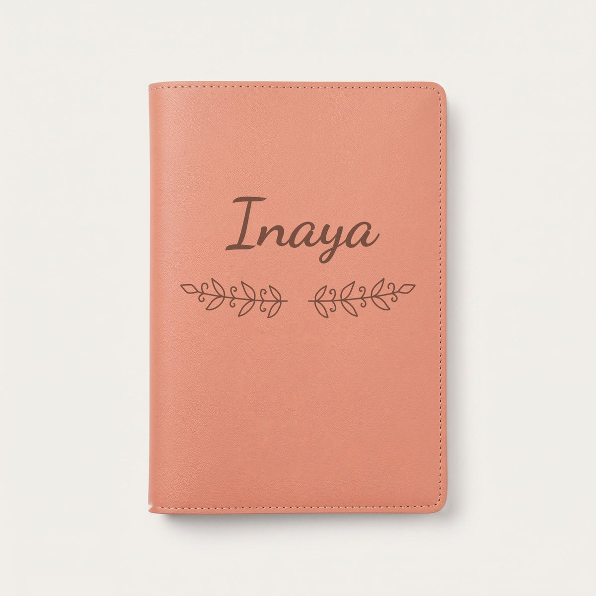 Protège carnet de santé personnalisé Inaya — Terracotta — prénom « Inaya » gravé, ornement Volutes