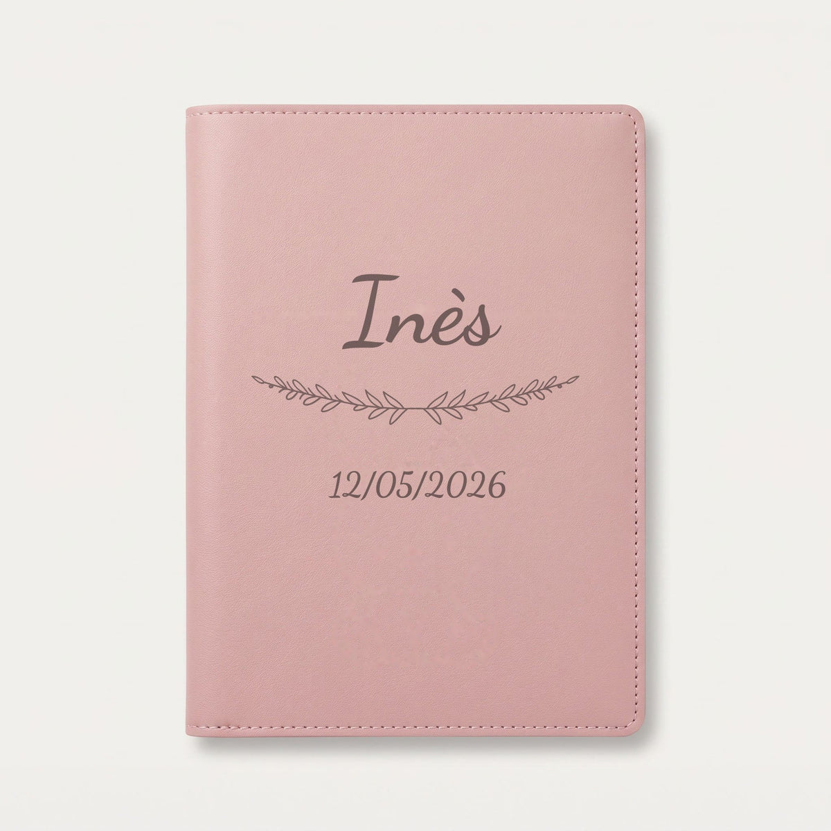 Protège carnet de santé personnalisé Inès — Rose dragée — prénom « Inès », ornement Brindilles et date de naissance « 12/05/2026 » gravés