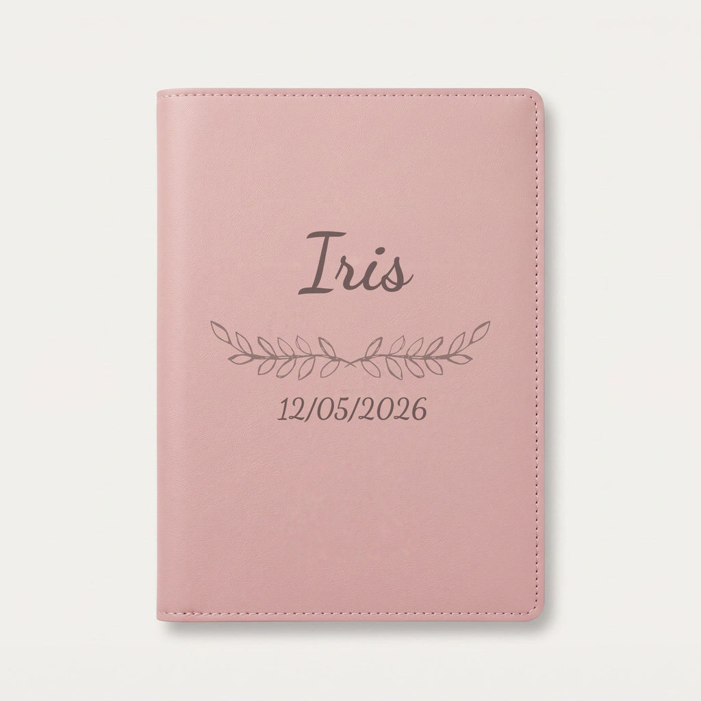 Protège carnet de santé personnalisé Iris — Rose dragée — prénom « Iris », ornement Feuillage et date de naissance « 12/05/2026 » gravés