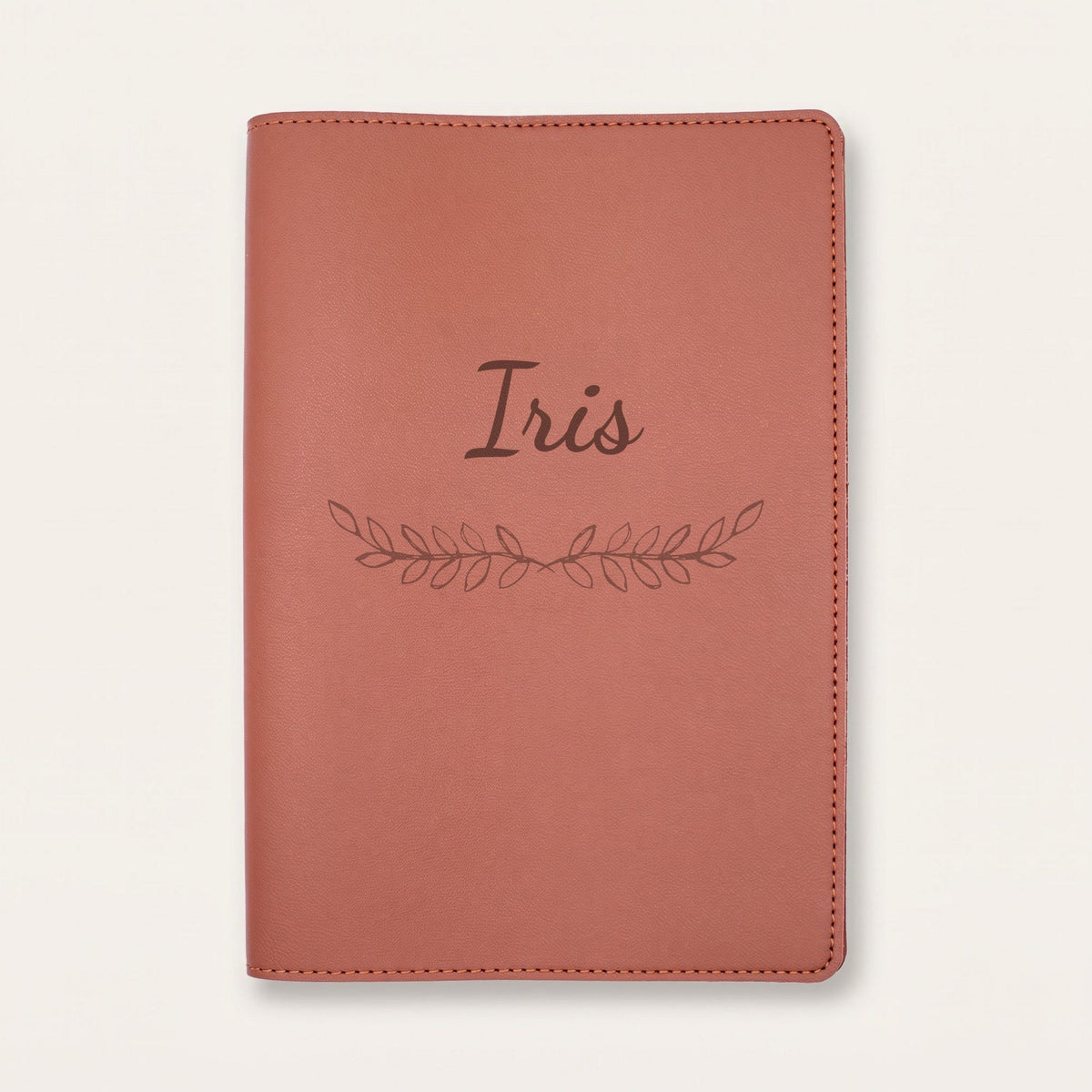 Protège carnet de santé personnalisé Iris — Chocolat — prénom « Iris » gravé, ornement Feuillage