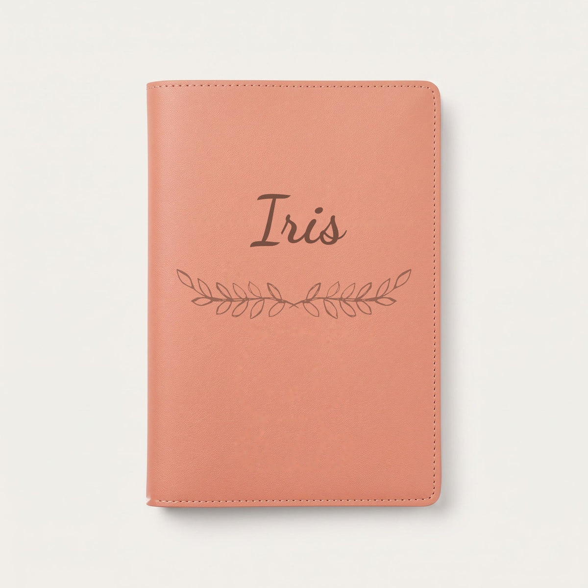 Protège carnet de santé personnalisé Iris — Terracotta — prénom « Iris » gravé, ornement Feuillage