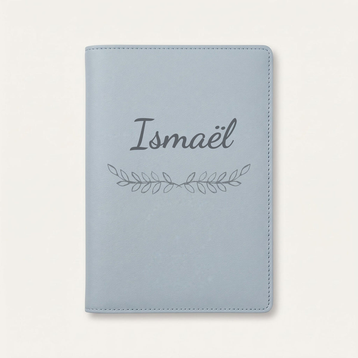 Protège carnet de santé personnalisé Ismaël — Bleu nuage — prénom « Ismaël » gravé, ornement Feuillage