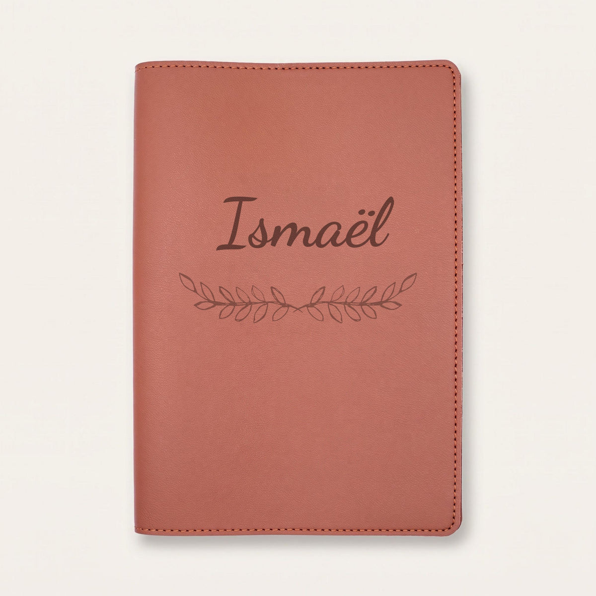 Protège carnet de santé personnalisé Ismaël — Chocolat — prénom « Ismaël » gravé, ornement Feuillage