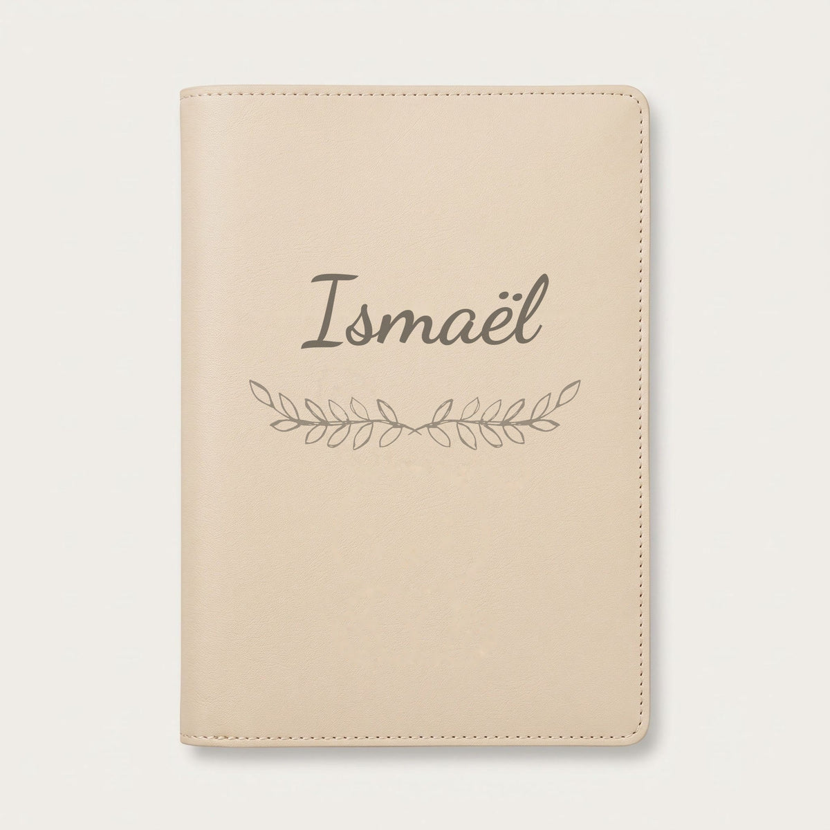 Protège carnet de santé personnalisé Ismaël — Crème vanille — prénom « Ismaël » gravé, ornement Feuillage