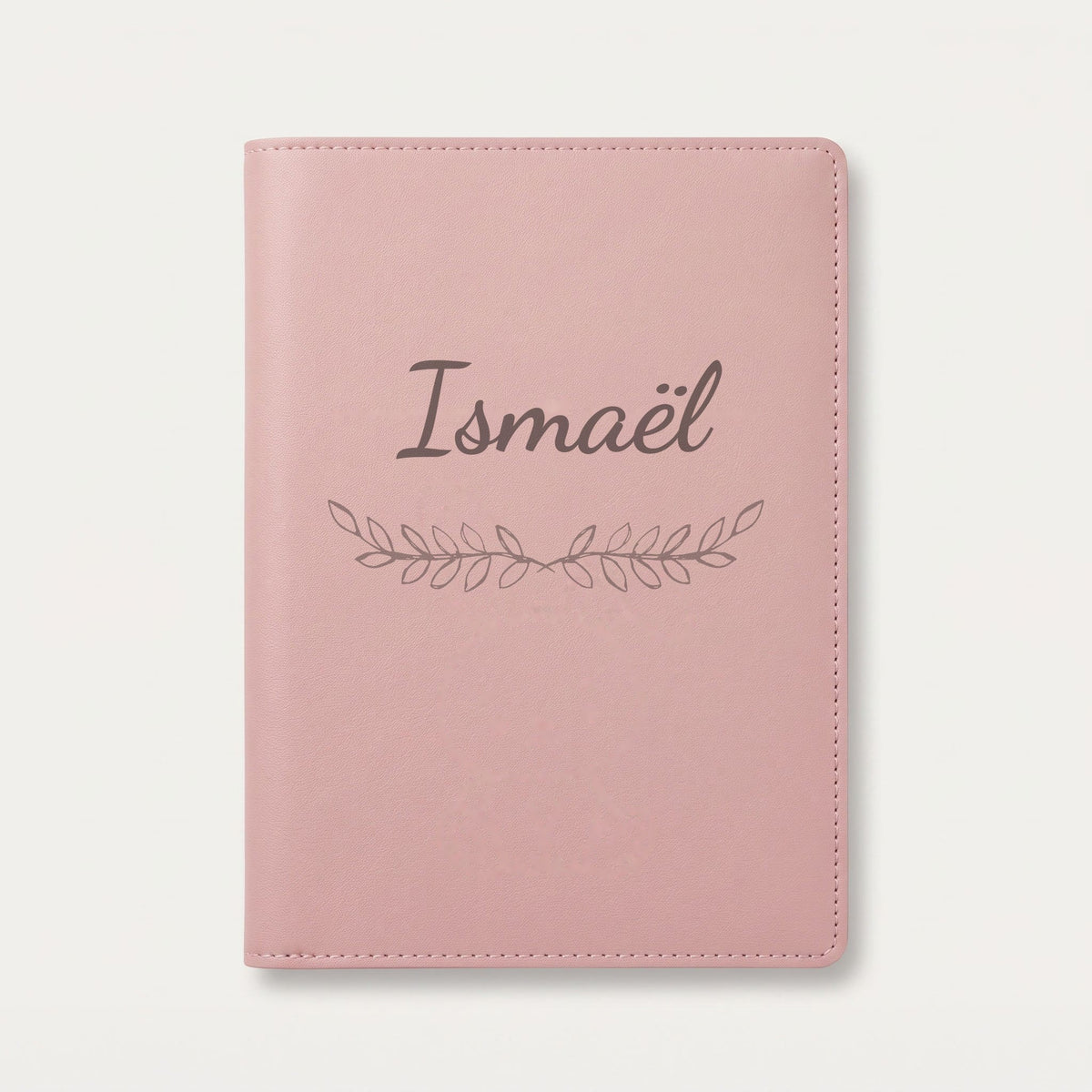 Protège carnet de santé personnalisé Ismaël — Rose dragée — prénom « Ismaël » gravé, ornement Feuillage