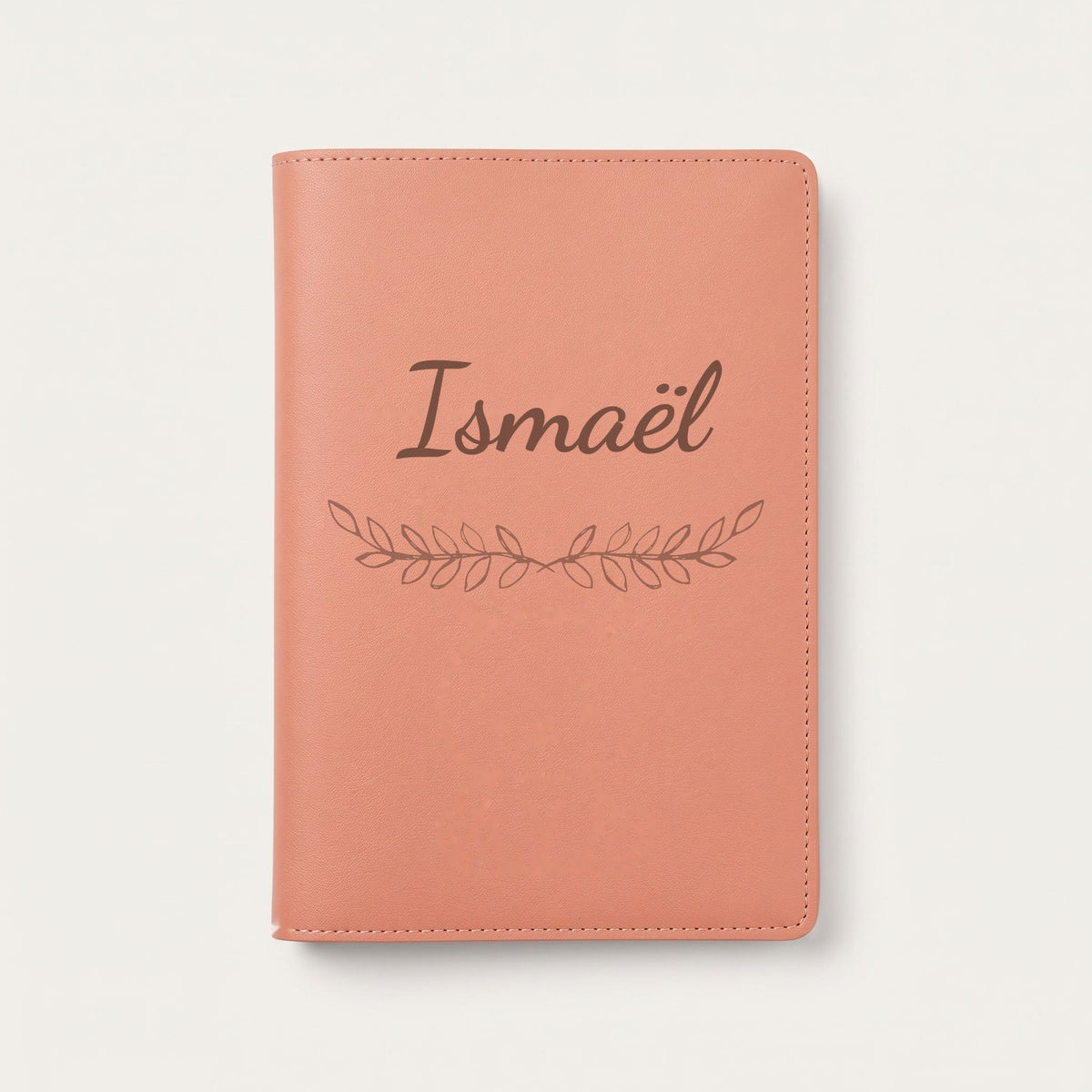Protège carnet de santé personnalisé Ismaël — Terracotta — prénom « Ismaël » gravé, ornement Feuillage