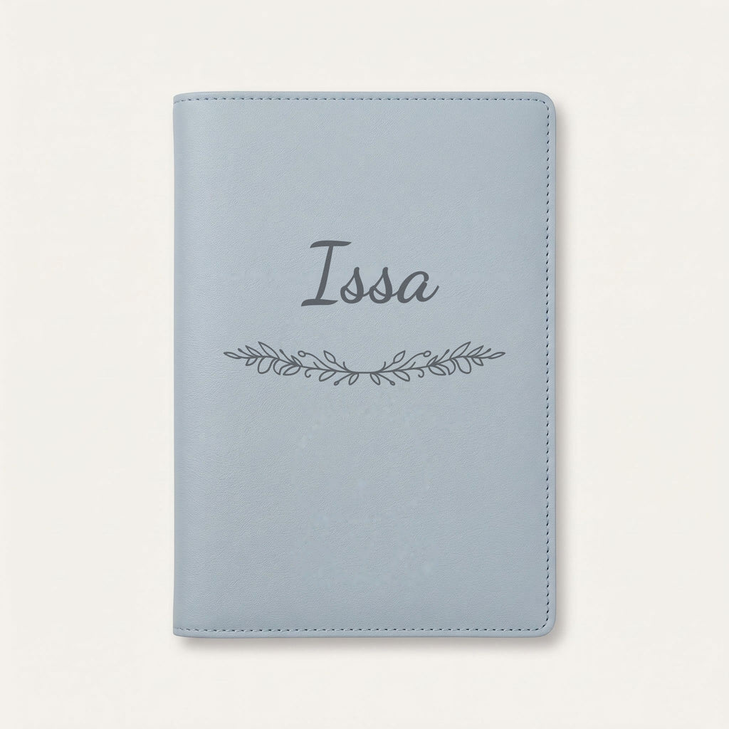 Protège carnet de santé personnalisé Issa — Bleu nuage — prénom « Issa » gravé, ornement Guirlande