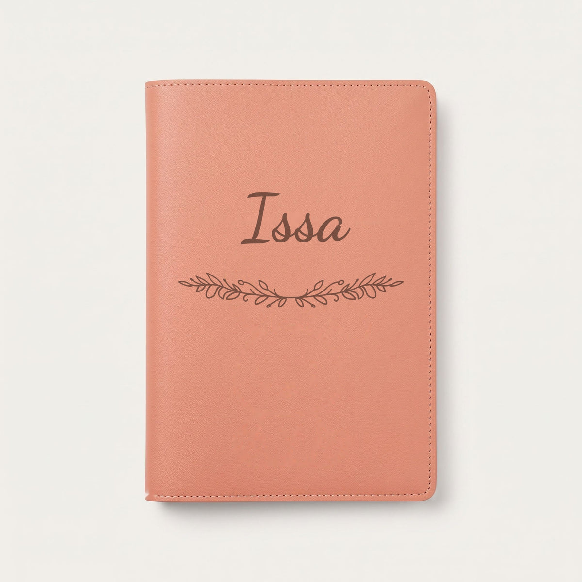 Protège carnet de santé personnalisé Issa — Terracotta — prénom « Issa » gravé, ornement Guirlande