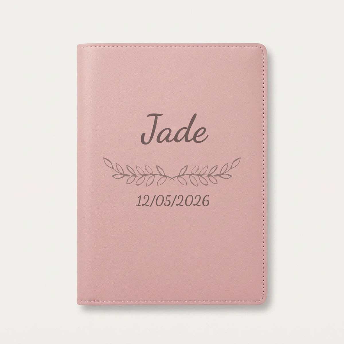 Protège carnet de santé personnalisé Jade — Rose dragée — prénom « Jade », ornement Feuillage et date de naissance « 12/05/2026 » gravés