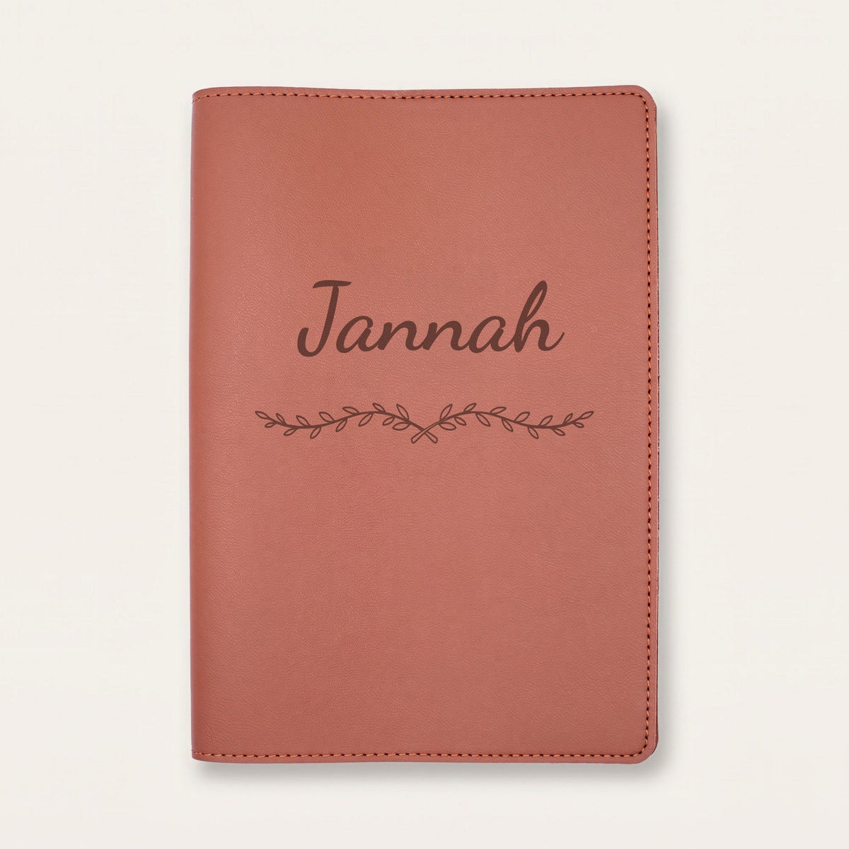 Protège carnet de santé personnalisé Jannah — Chocolat — prénom « Jannah » gravé, ornement Liane