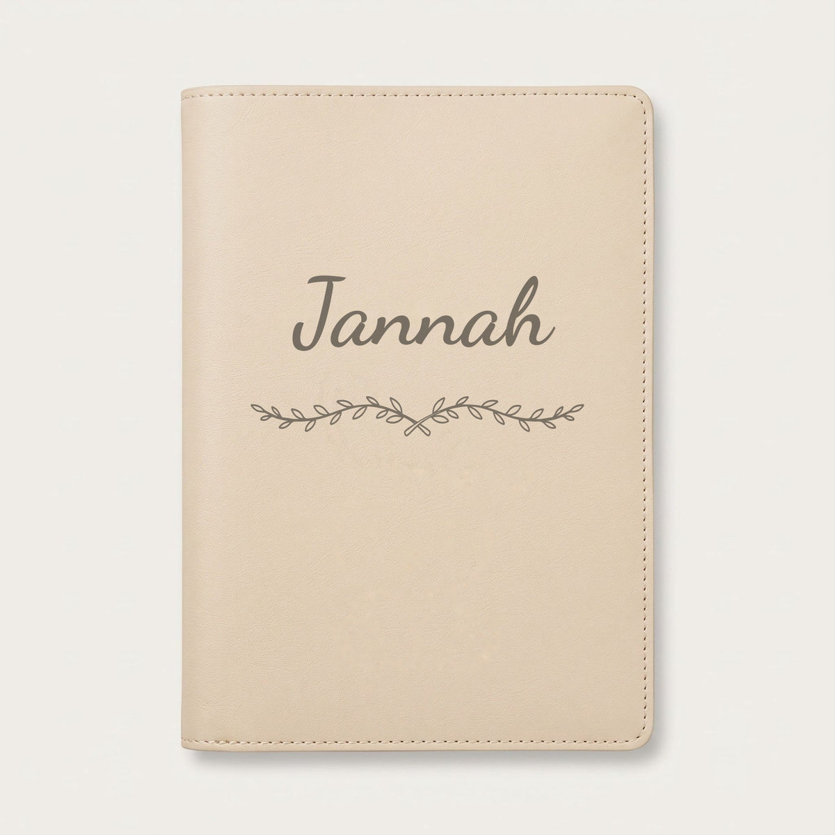 Protège carnet de santé personnalisé Jannah — Crème vanille — prénom « Jannah » gravé, ornement Liane