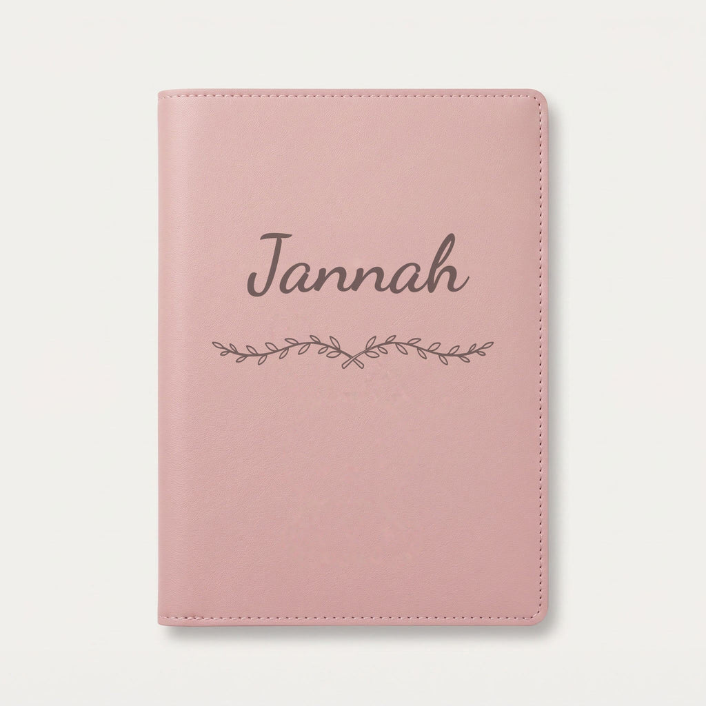 Protège carnet de santé personnalisé Jannah — Rose dragée — prénom « Jannah » gravé, ornement Liane