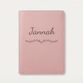 Protège carnet de santé personnalisé Jannah — Rose dragée — prénom « Jannah » gravé, ornement Liane