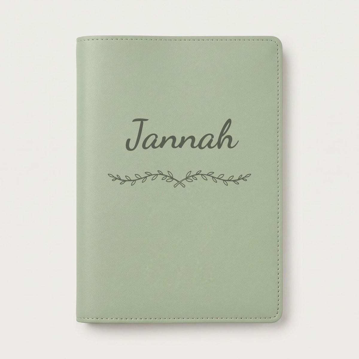 Protège carnet de santé personnalisé Jannah — Vert sauge — prénom « Jannah » gravé, ornement Liane