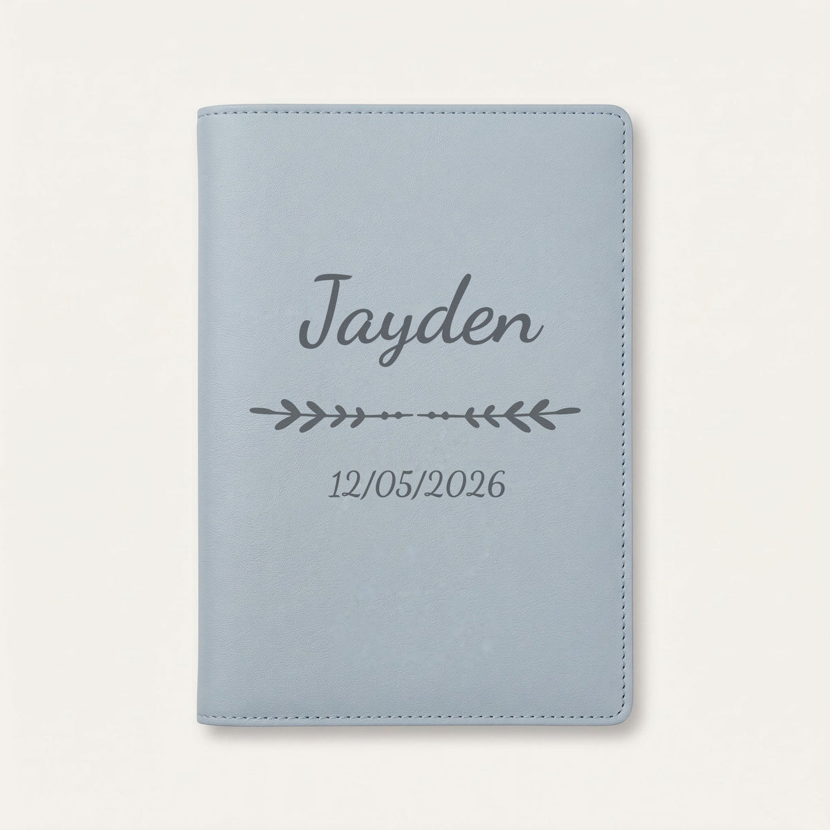 Protège carnet de santé personnalisé Jayden — Bleu nuage — prénom « Jayden », ornement Flèche et date de naissance « 12/05/2026 » gravés