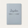 Protège carnet de santé personnalisé Jayden — Bleu nuage — prénom « Jayden » gravé, ornement Flèche