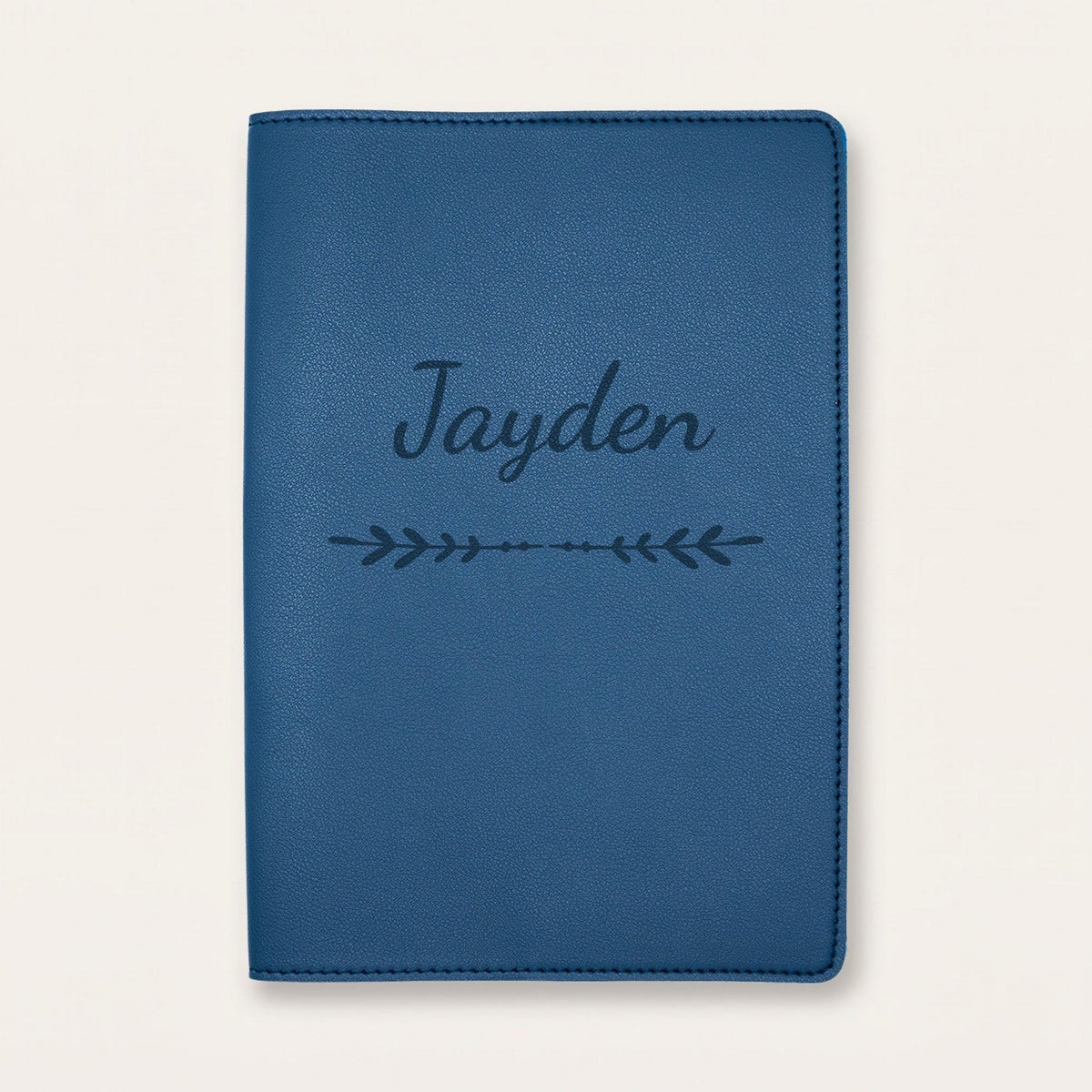 Protège carnet de santé personnalisé Jayden — Bleu nuit — prénom « Jayden » gravé, ornement Flèche