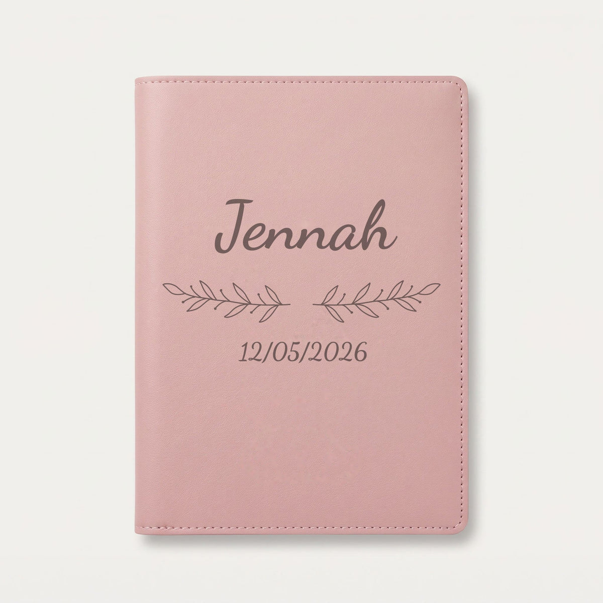 Protège carnet de santé personnalisé Jennah — Rose dragée — prénom « Jennah », ornement Rameaux et date de naissance « 12/05/2026 » gravés