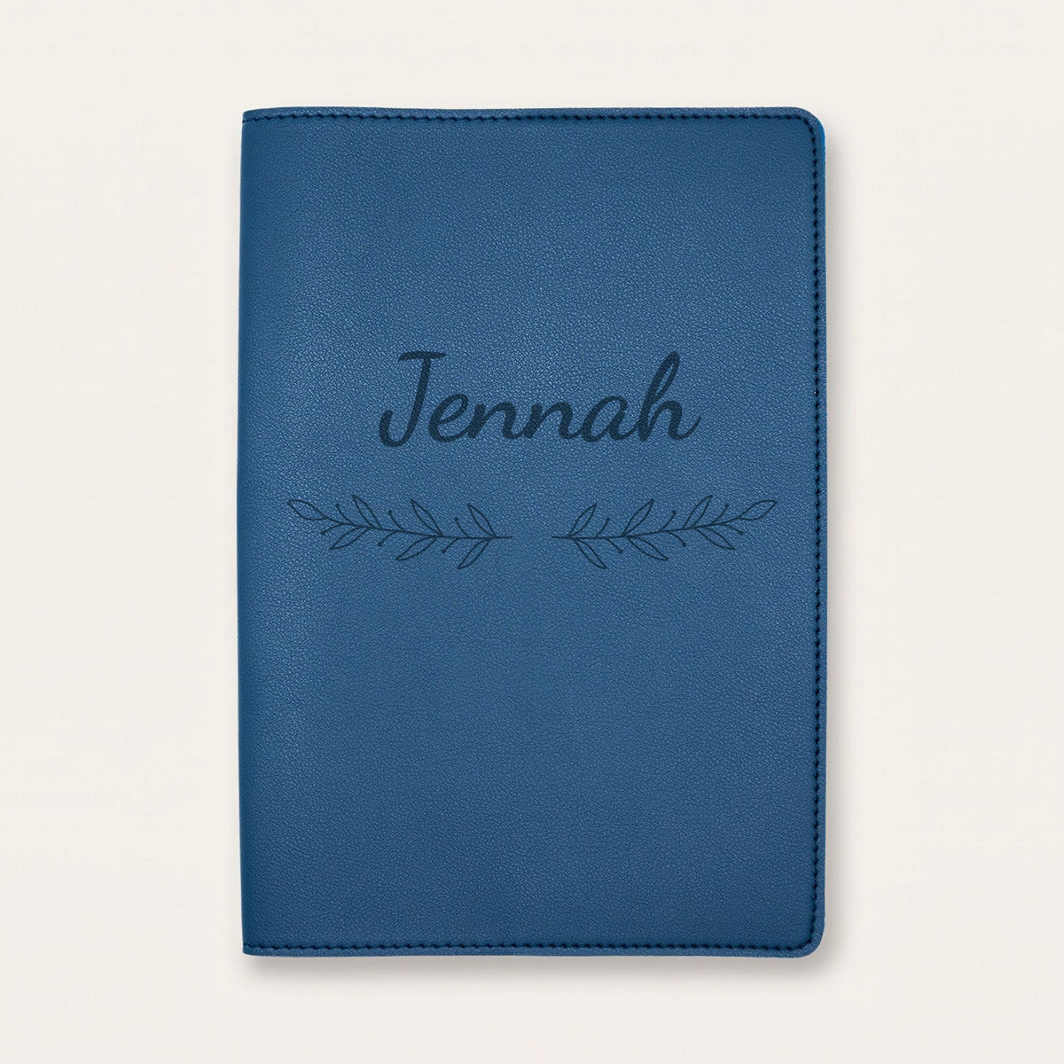 Protège carnet de santé personnalisé Jennah — Bleu nuit — prénom « Jennah » gravé, ornement Rameaux