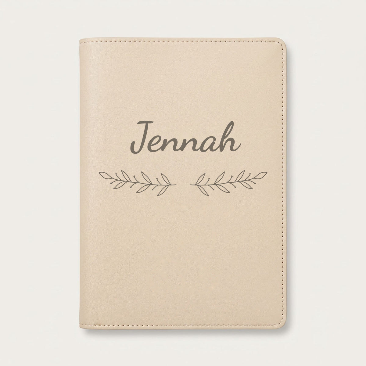 Protège carnet de santé personnalisé Jennah — Crème vanille — prénom « Jennah » gravé, ornement Rameaux