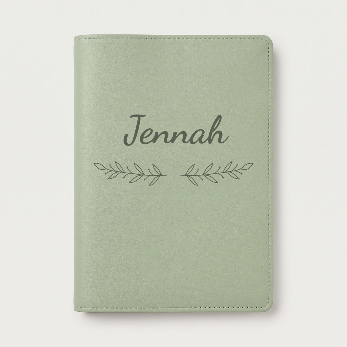 Protège carnet de santé personnalisé Jennah — Vert sauge — prénom « Jennah » gravé, ornement Rameaux