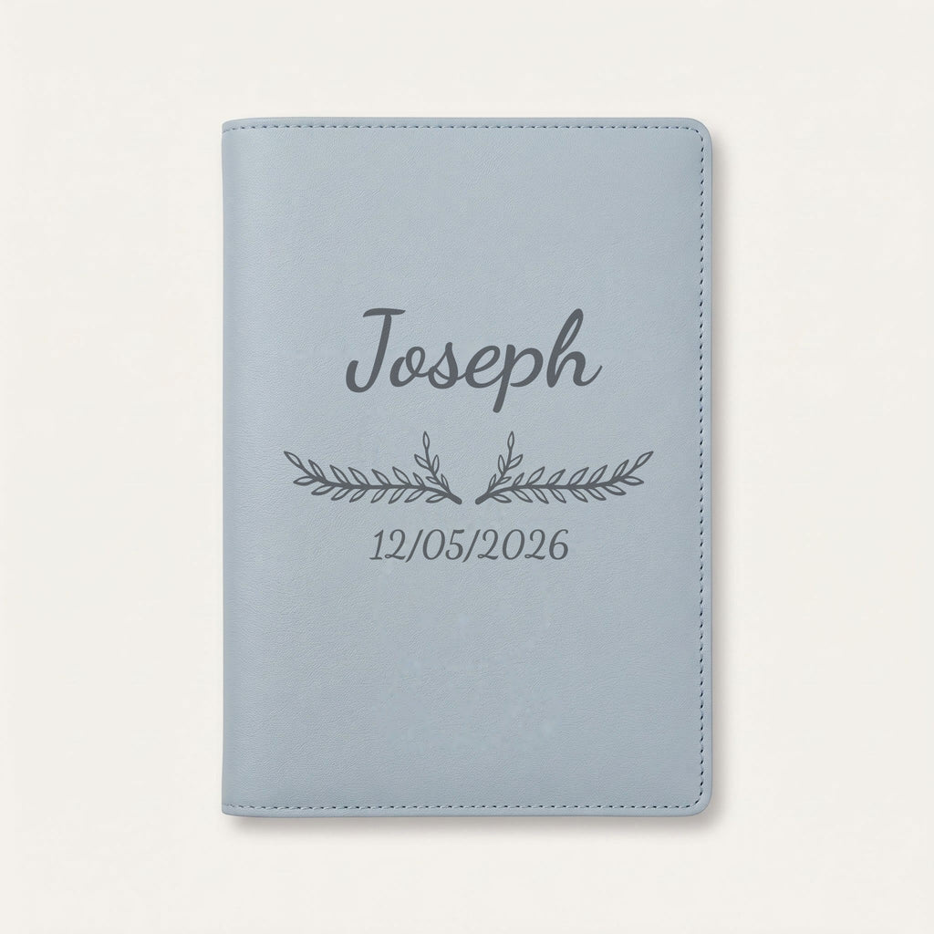 Protège carnet de santé personnalisé Joseph — Bleu nuage — prénom « Joseph », ornement Bouquet et date de naissance « 12/05/2026 » gravés