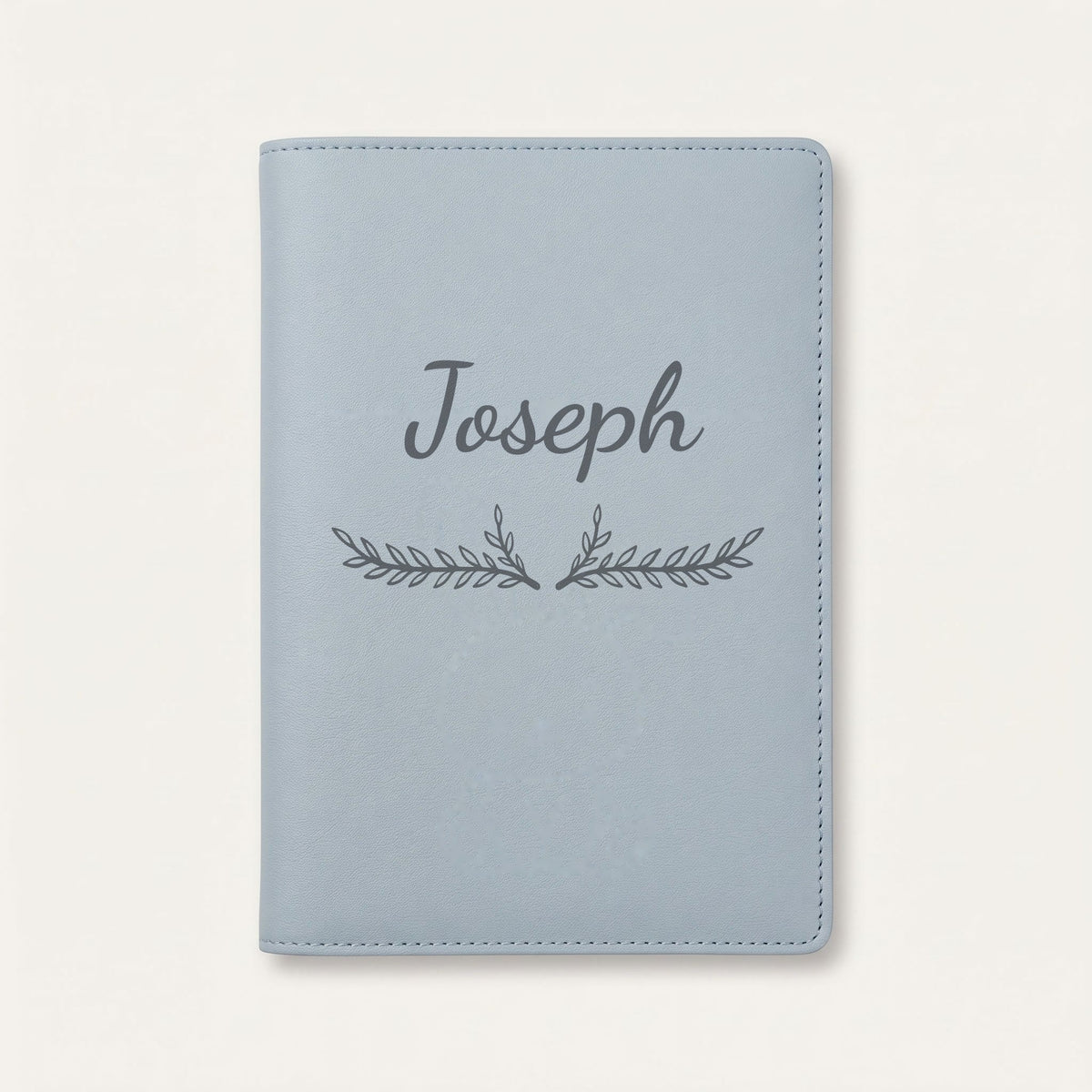 Protège carnet de santé personnalisé Joseph — Bleu nuage — prénom « Joseph » gravé, ornement Bouquet