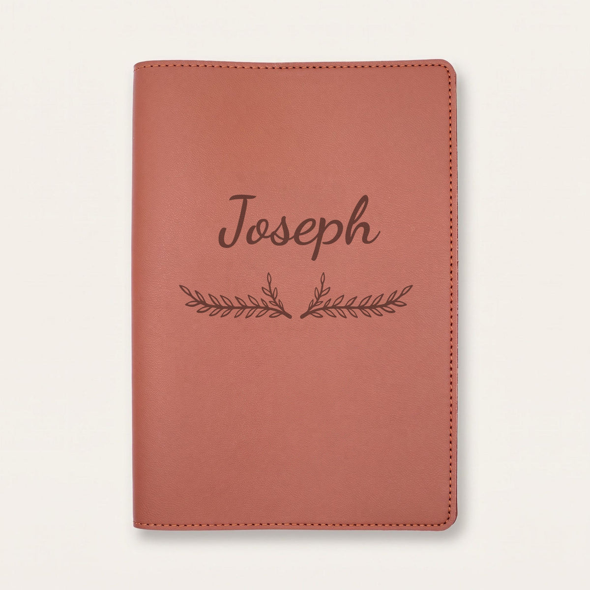 Protège carnet de santé personnalisé Joseph — Chocolat — prénom « Joseph » gravé, ornement Bouquet