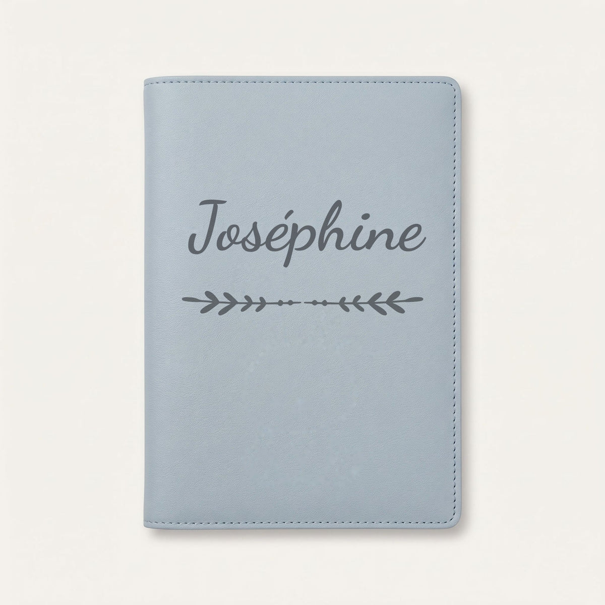 Protège carnet de santé personnalisé Joséphine — Bleu nuage — prénom « Joséphine » gravé, ornement Flèche
