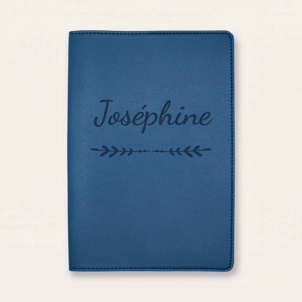 Protège carnet de santé personnalisé Joséphine — Bleu nuit — prénom « Joséphine » gravé, ornement Flèche