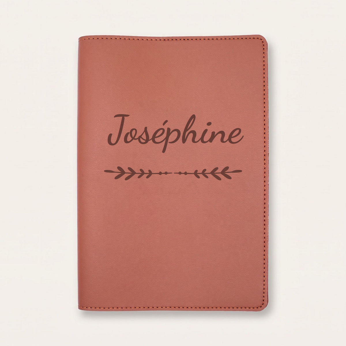 Protège carnet de santé personnalisé Joséphine — Chocolat — prénom « Joséphine » gravé, ornement Flèche