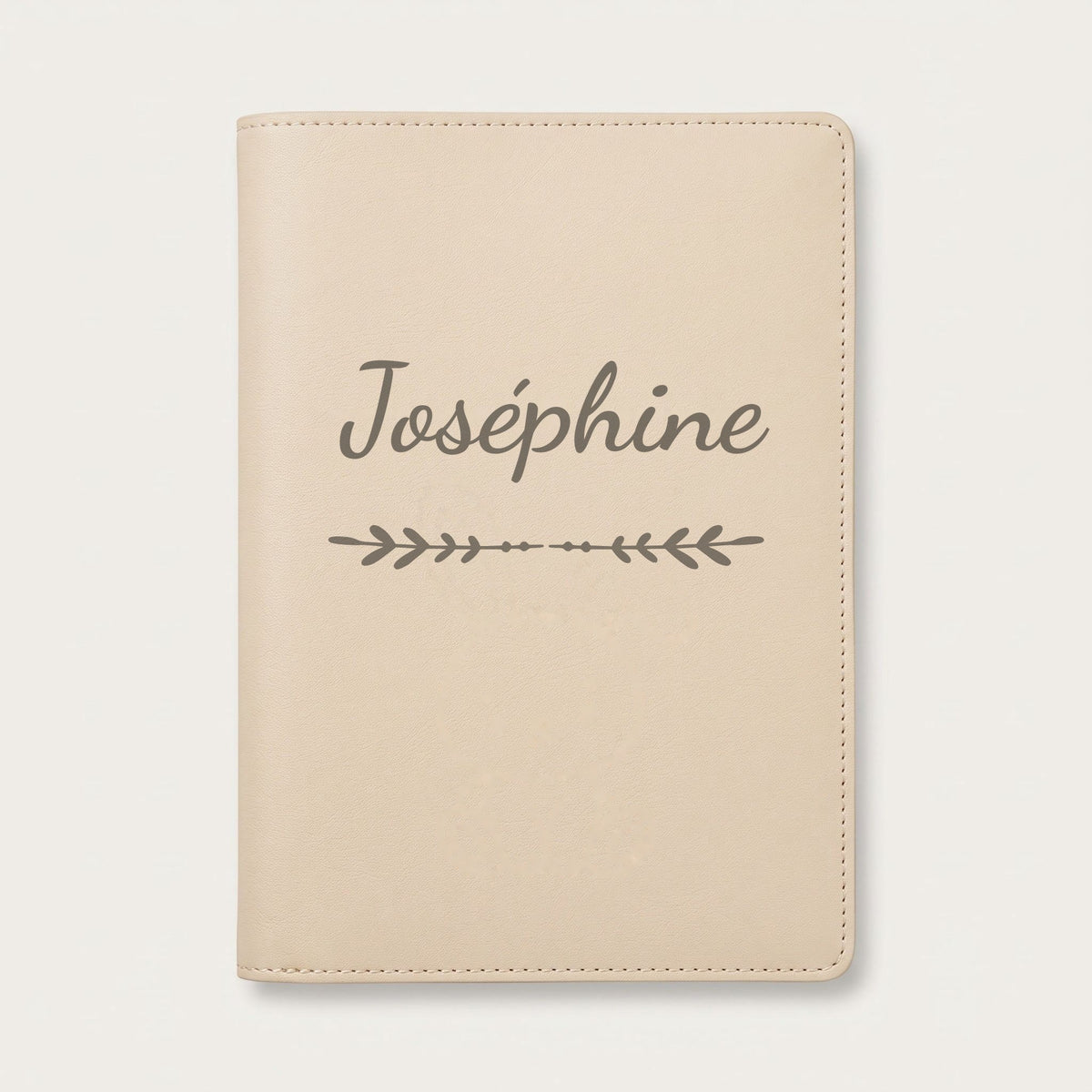 Protège carnet de santé personnalisé Joséphine — Crème vanille — prénom « Joséphine » gravé, ornement Flèche