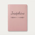 Protège carnet de santé personnalisé Joséphine — Rose dragée — prénom « Joséphine » gravé, ornement Flèche