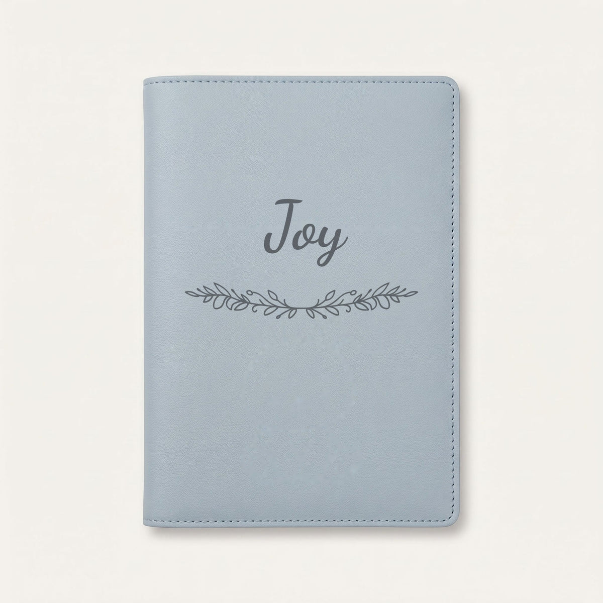 Protège carnet de santé personnalisé Joy — Bleu nuage — prénom « Joy » gravé, ornement Guirlande