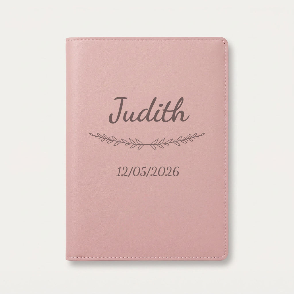 Protège carnet de santé personnalisé Judith — Rose dragée — prénom « Judith », ornement Brindilles et date de naissance « 12/05/2026 » gravés