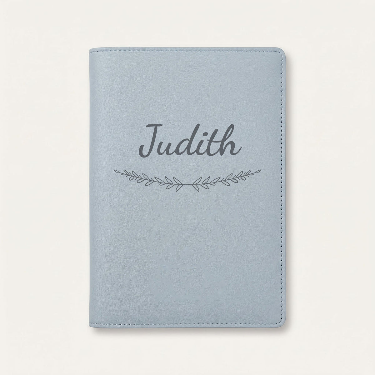 Protège carnet de santé personnalisé Judith — Bleu nuage — prénom « Judith » gravé, ornement Brindilles