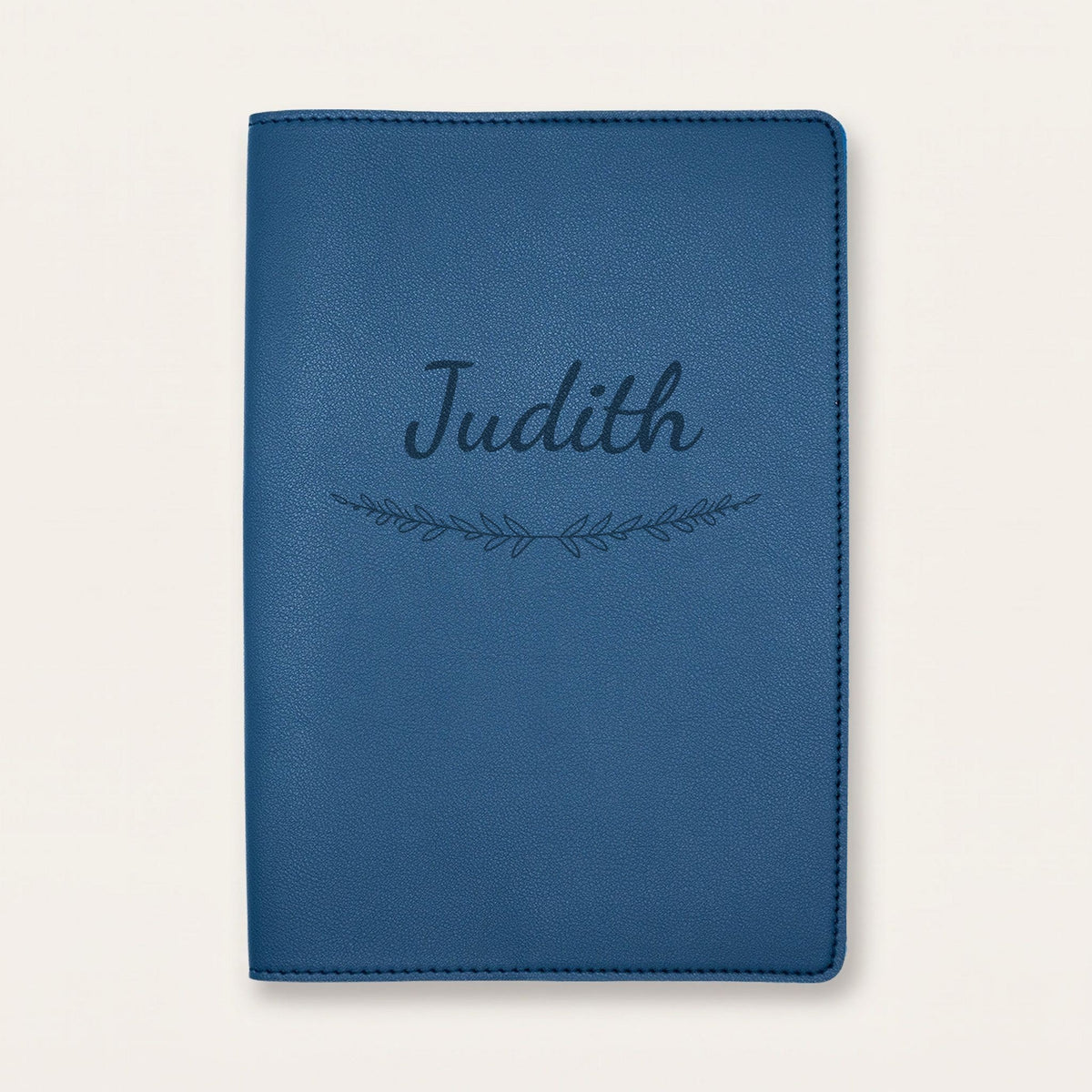 Protège carnet de santé personnalisé Judith — Bleu nuit — prénom « Judith » gravé, ornement Brindilles