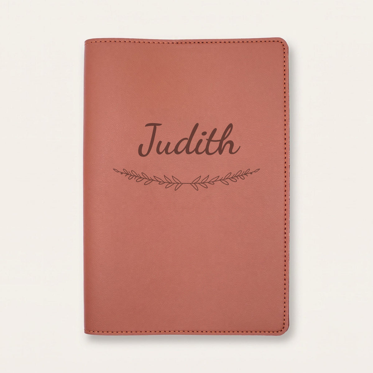 Protège carnet de santé personnalisé Judith — Chocolat — prénom « Judith » gravé, ornement Brindilles