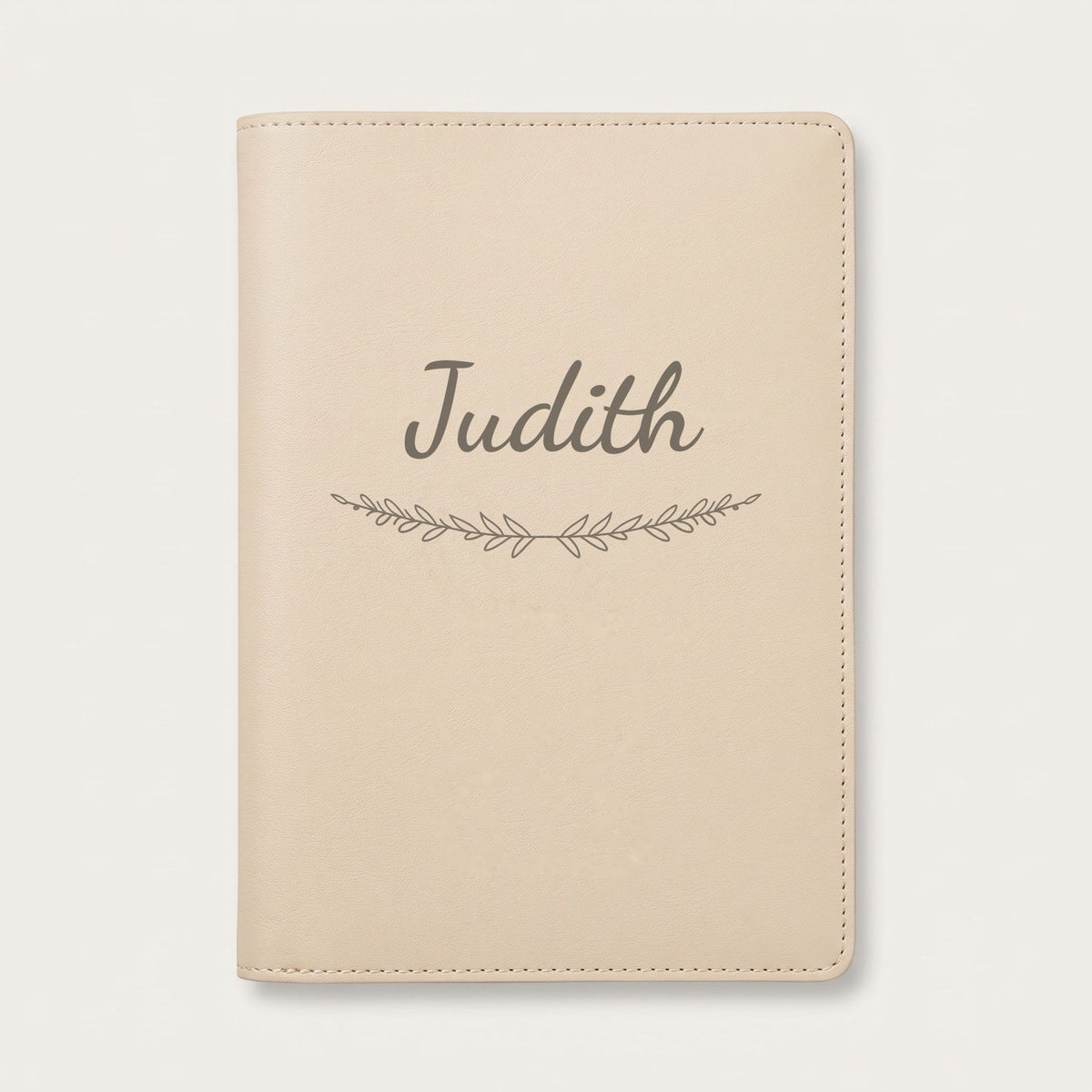 Protège carnet de santé personnalisé Judith — Crème vanille — prénom « Judith » gravé, ornement Brindilles