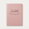 Protège carnet de santé personnalisé Judith — Rose dragée — prénom « Judith » gravé, ornement Brindilles