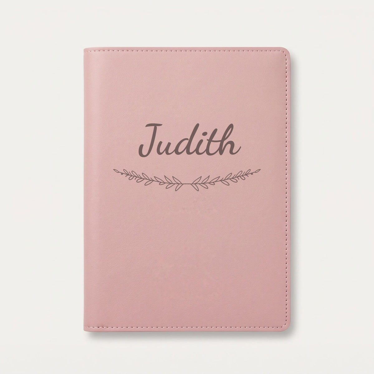 Protège carnet de santé personnalisé Judith — Rose dragée — prénom « Judith » gravé, ornement Brindilles