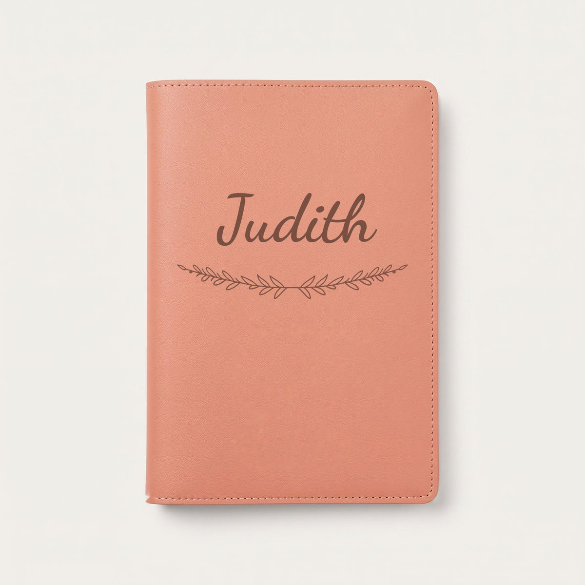 Protège carnet de santé personnalisé Judith — Terracotta — prénom « Judith » gravé, ornement Brindilles