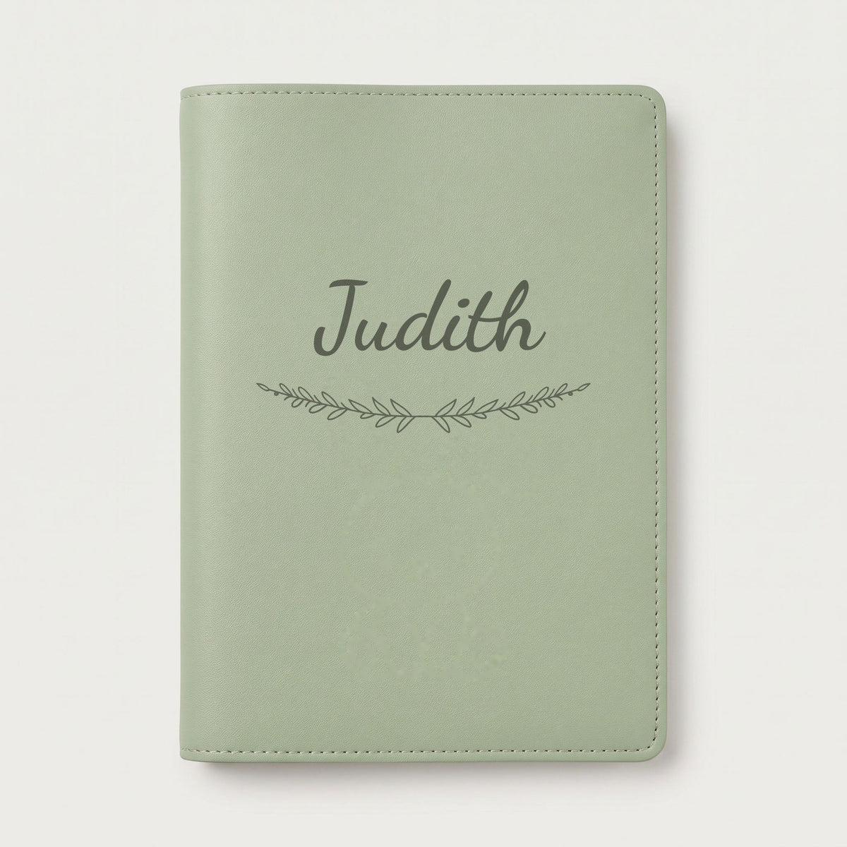 Protège carnet de santé personnalisé Judith — Vert sauge — prénom « Judith » gravé, ornement Brindilles