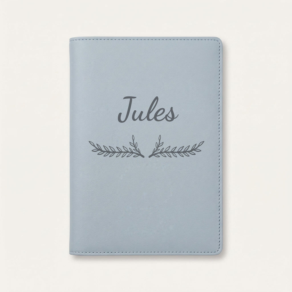 Protège carnet de santé personnalisé Jules — Bleu nuage — prénom « Jules » gravé, ornement Bouquet