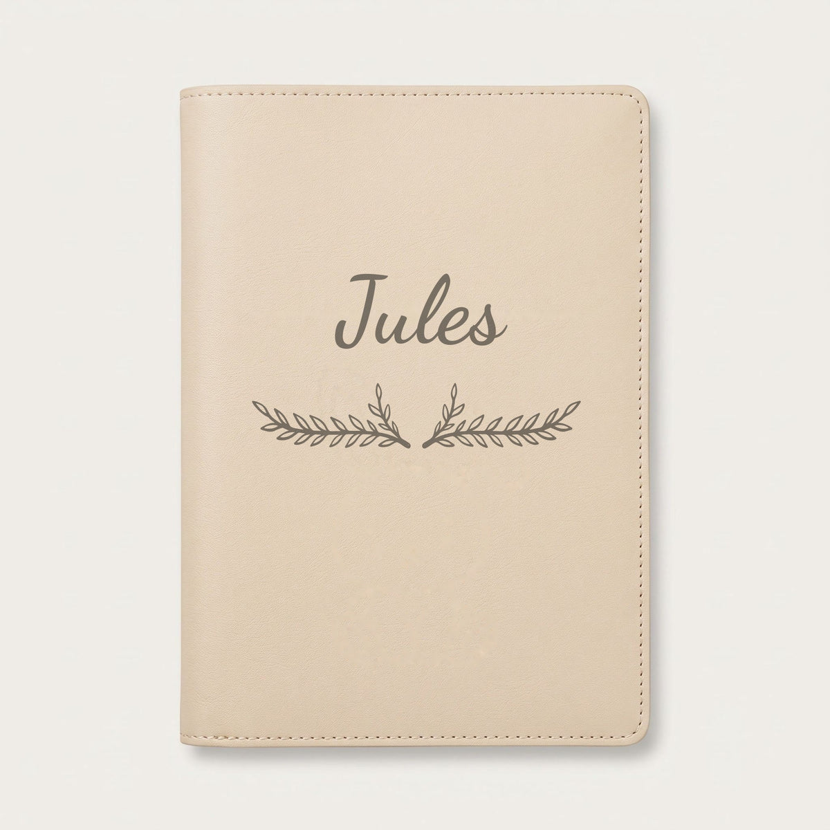 Protège carnet de santé personnalisé Jules — Crème vanille — prénom « Jules » gravé, ornement Bouquet