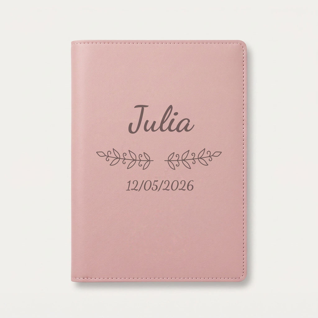 Protège carnet de santé personnalisé Julia — Rose dragée — prénom « Julia », ornement Volutes et date de naissance « 12/05/2026 » gravés
