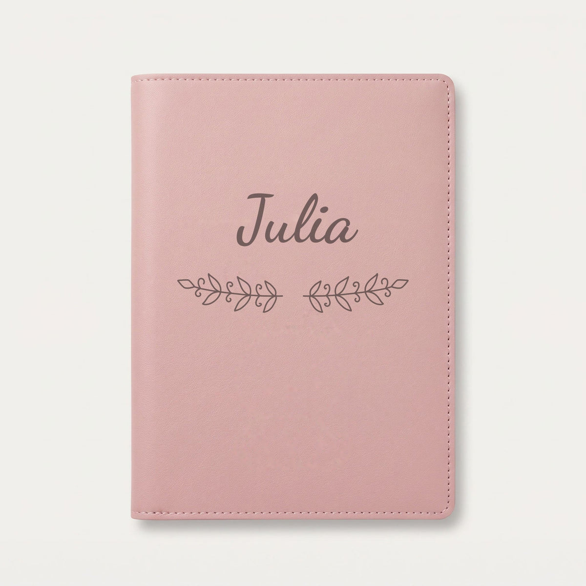 Protège carnet de santé personnalisé Julia — Rose dragée — prénom « Julia » gravé, ornement Volutes